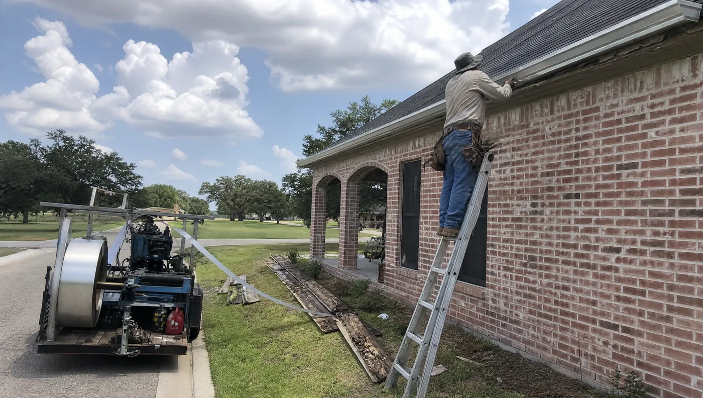 New seamless aluminium gutters and fascia installed on a Rosharon Texas home